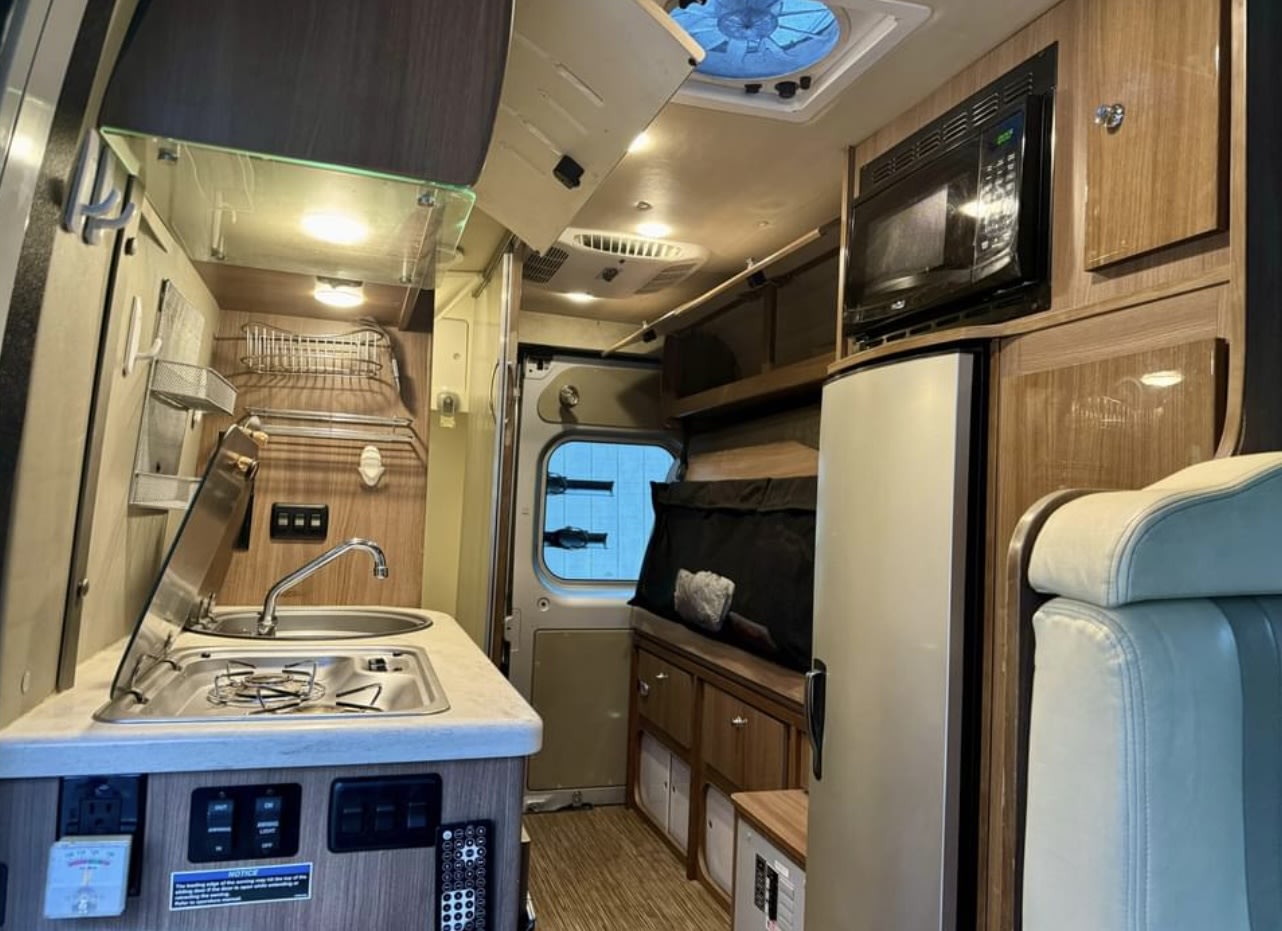 “Sunny” adventure van — photo 8