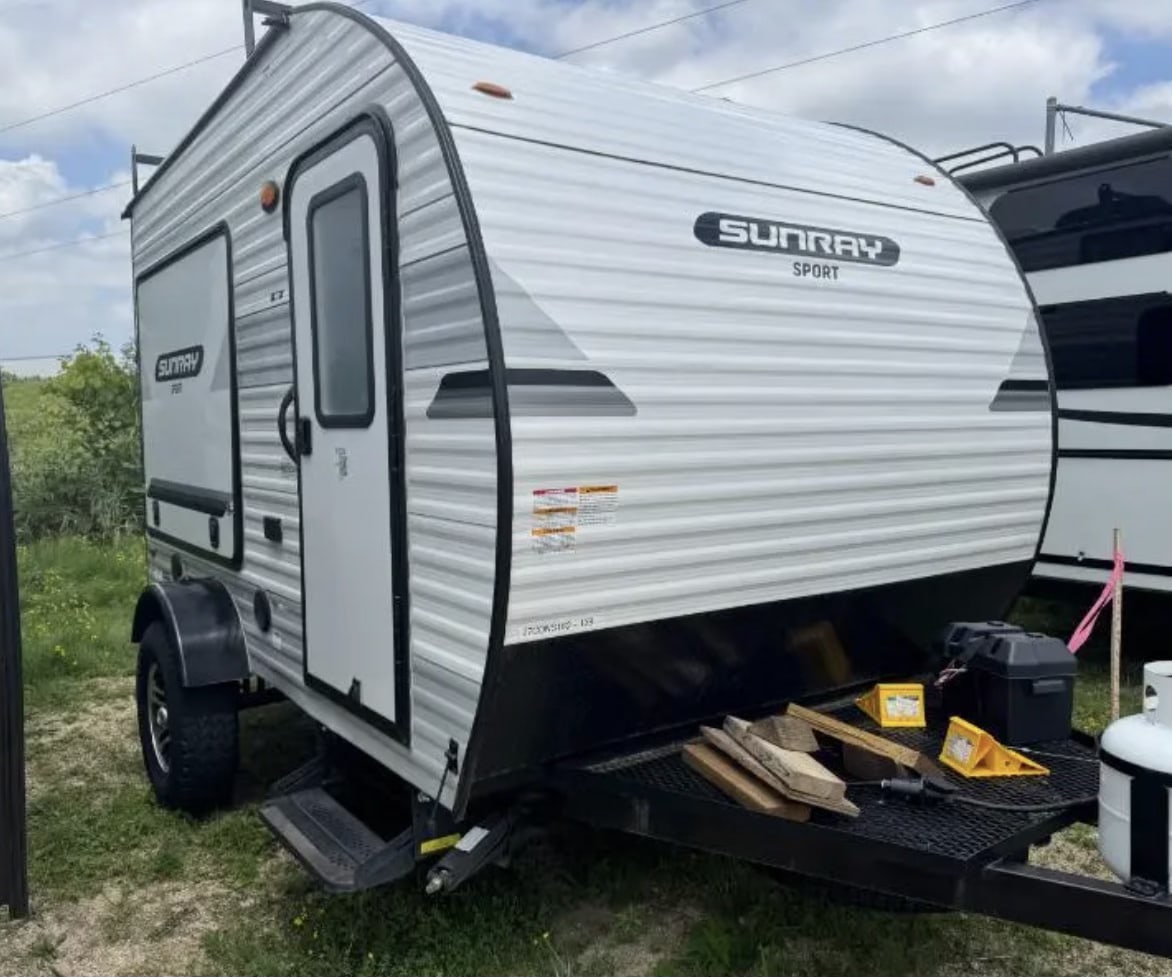 Adventure Ready 2022 Sunset Park SunRay 139 RV Camper