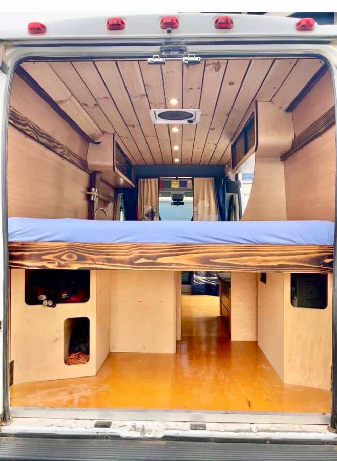  ideal for your next RV rental adventure. Features a kitchen — photo 2
