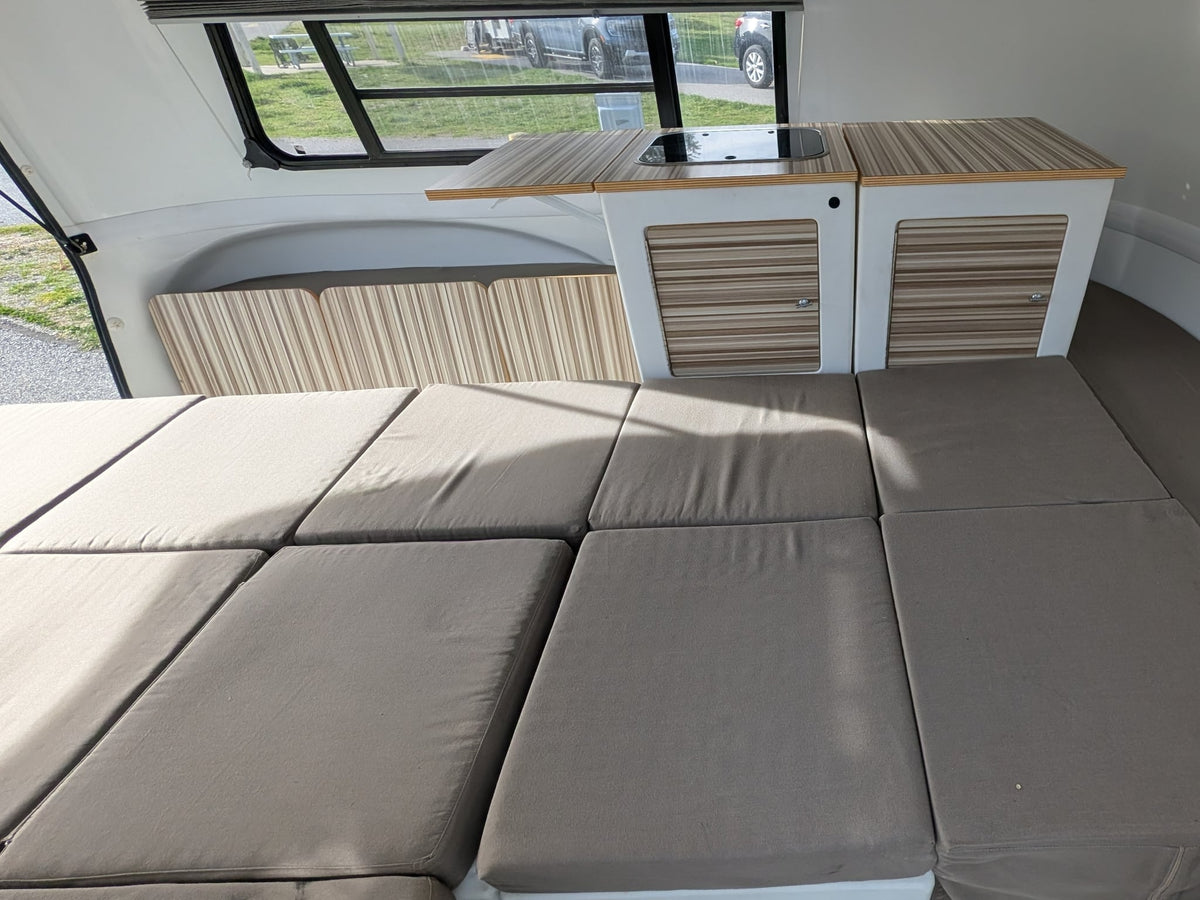  a central table — photo 6