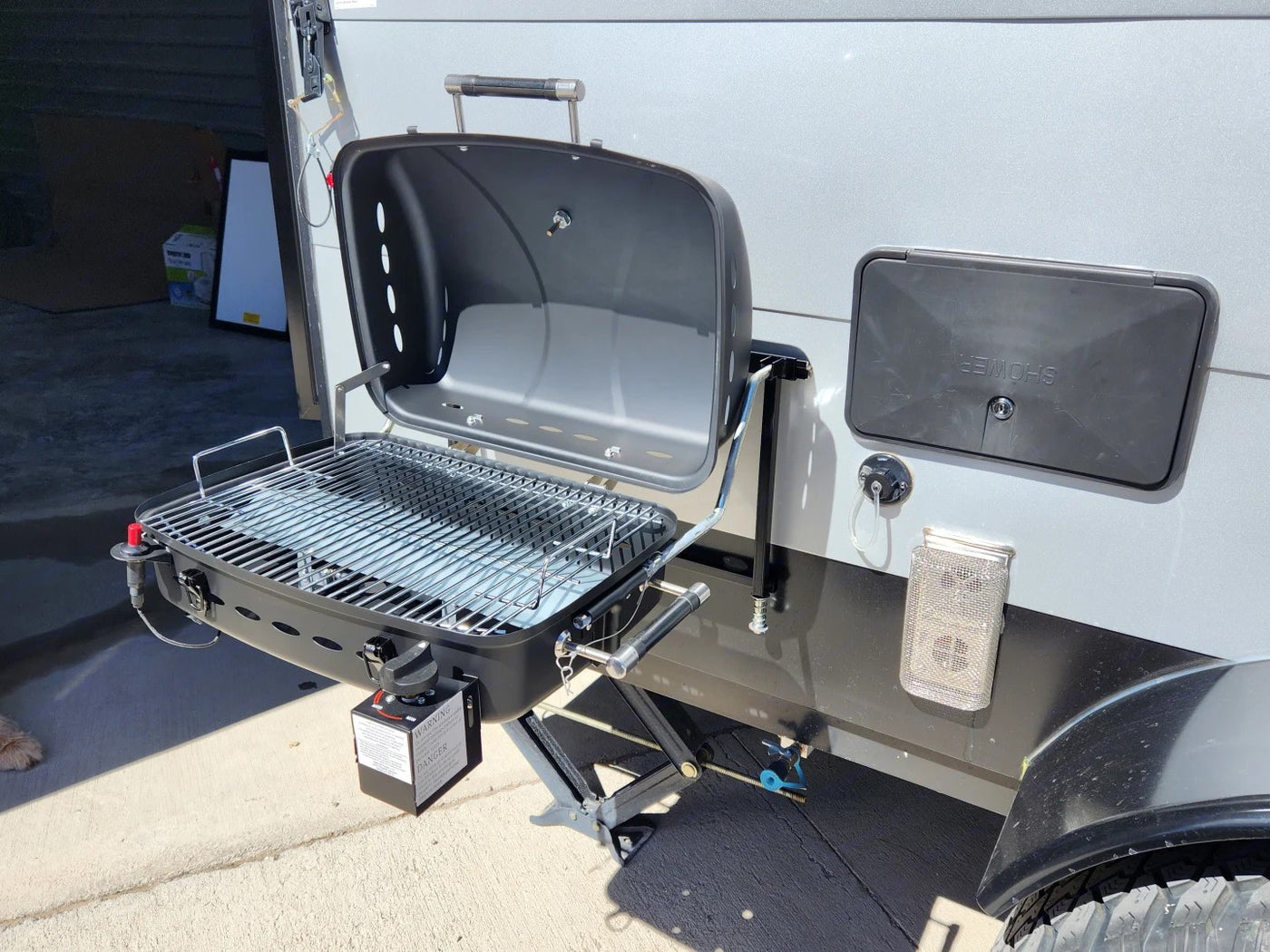  and an outside shower.|Explore this pop-up RV rental interior — photo 12