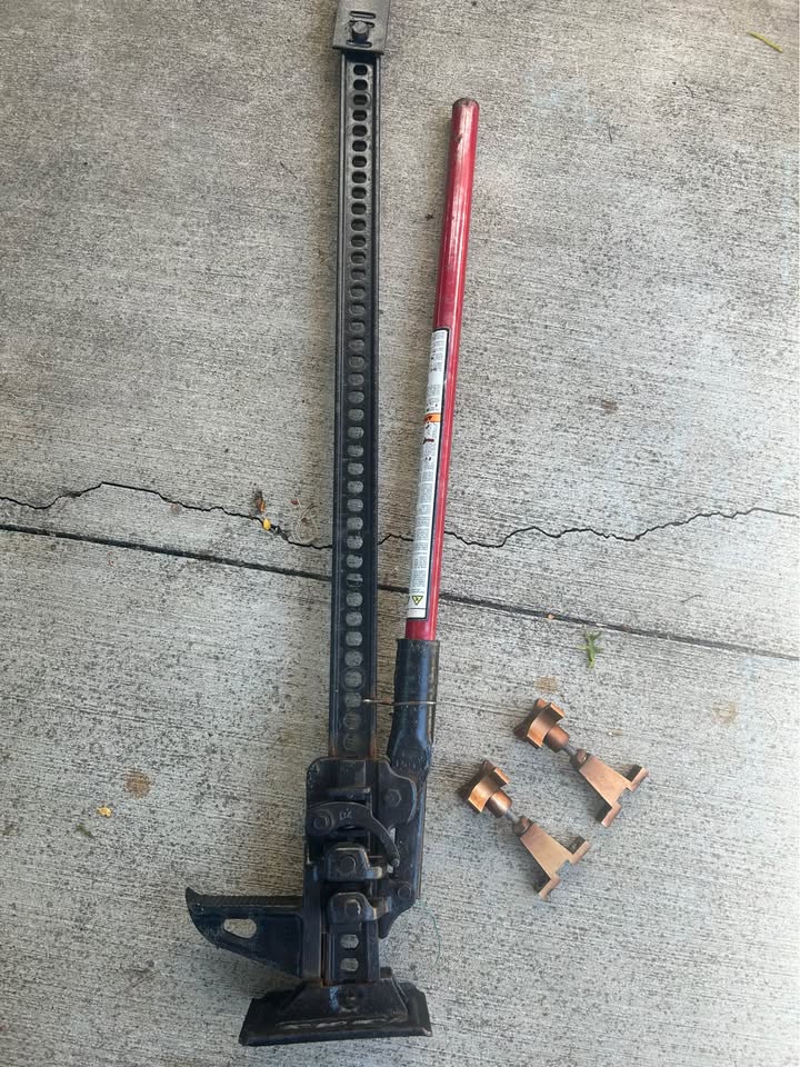 Hi-lift farm jack with Hi-lift Jeep hood mounts in Cuyahoga Falls, OH (photo 2) — photo 2