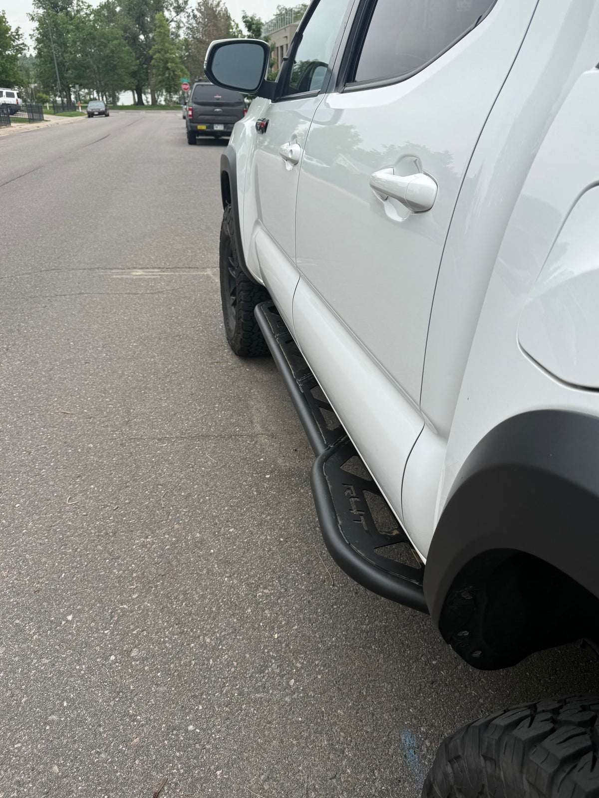 White pickup truck on asphalt with rugged running boards. Ready for adventures or towing your next rv rental. — photo 19