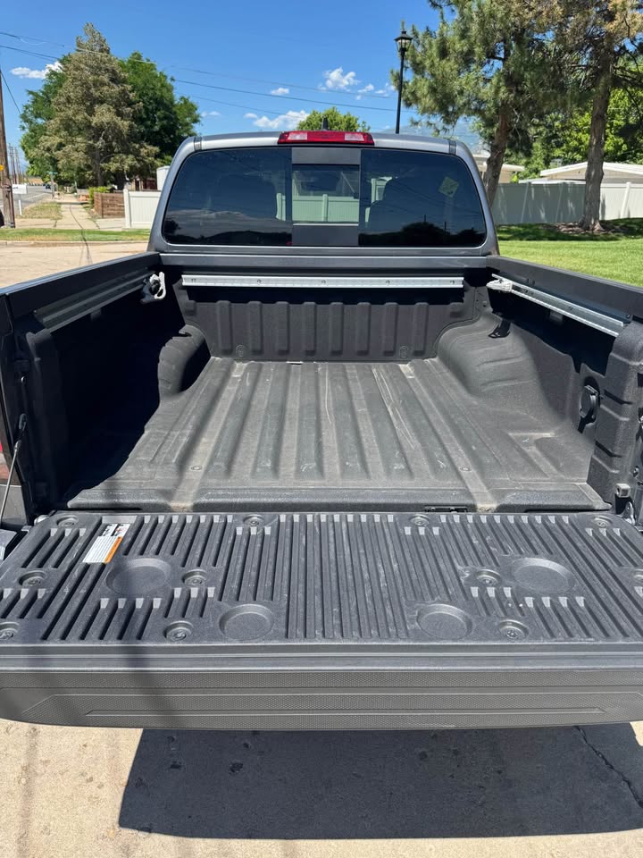 2024 Nissan Frontier Crew Cab · SL Pickup 4D 5 ft — photo 12