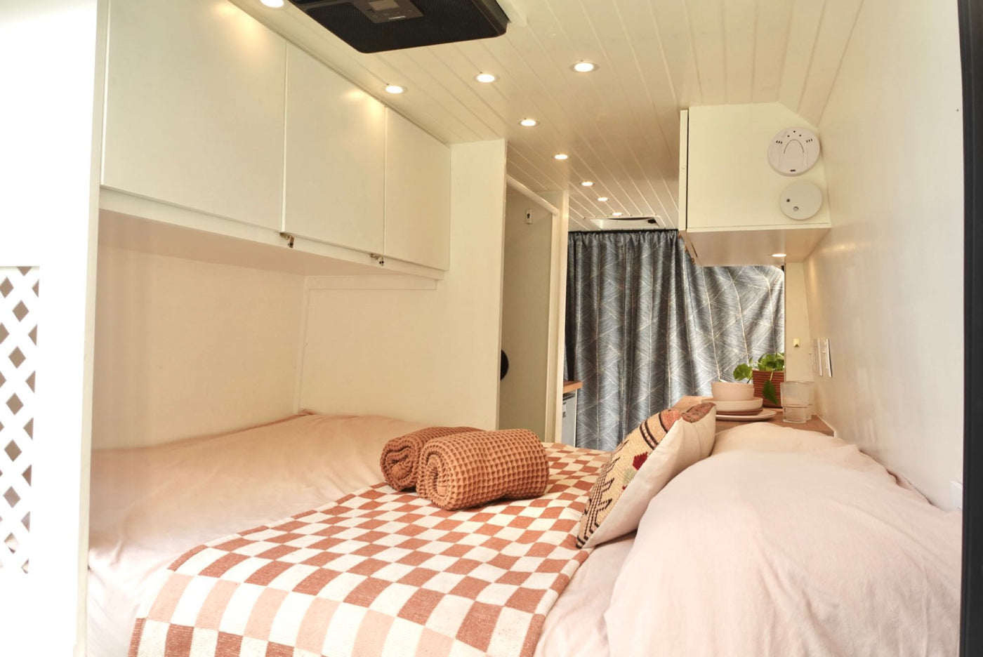 Free WiFi, Unlimited Miles, AC, Indoor HOT Shower, Projector & more! — photo 12