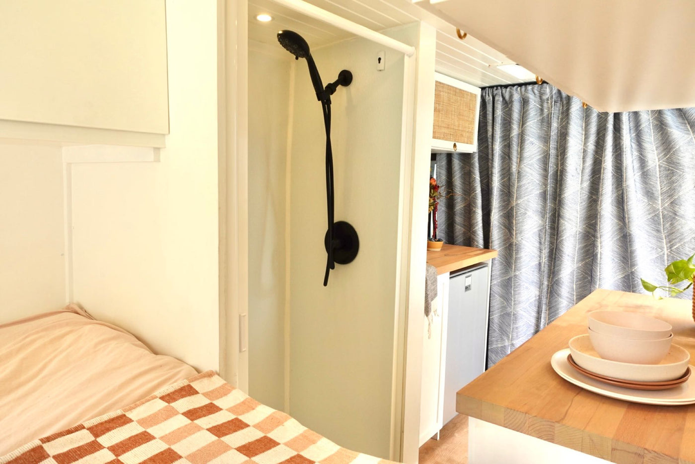 Free WiFi, Unlimited Miles, AC, Indoor HOT Shower, Projector & more! — photo 8