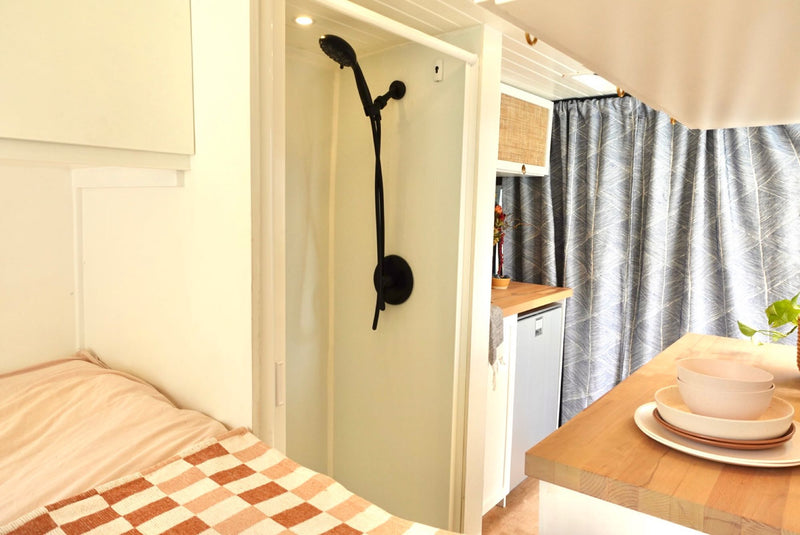 Free WiFi, Unlimited Miles, AC, Indoor HOT Shower, Projector & more! — photo 8