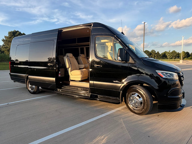 Luxury Midwest Daycruiser Sprinter/ VIP Travel in Style — photo 2