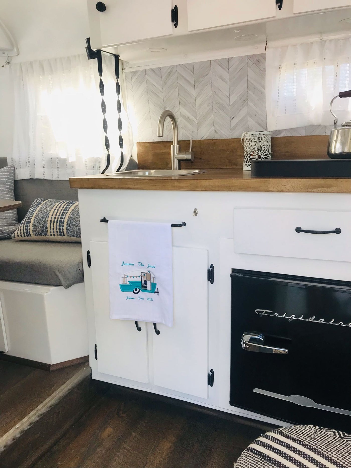  inviting space.|Bright RV rental interior — photo 13
