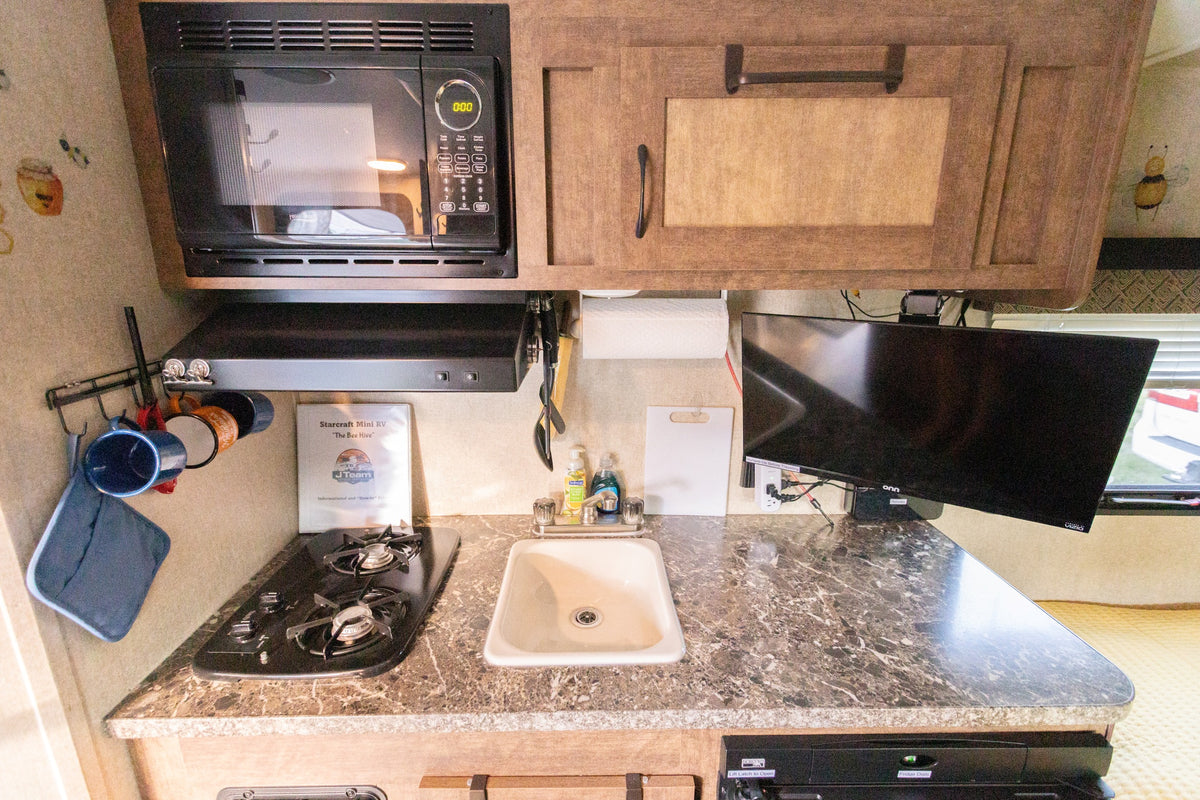 Cozy Couple - Sleeps 2 - Fully Stocked - EZ Tow — photo 4