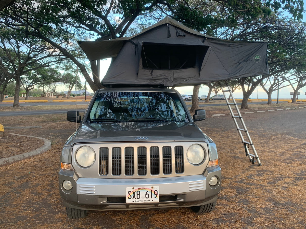 Gray Jeep Patriot with a Nomadic rooftop tent & extended ladder. A unique RV rental for camping adventures. — photo 10