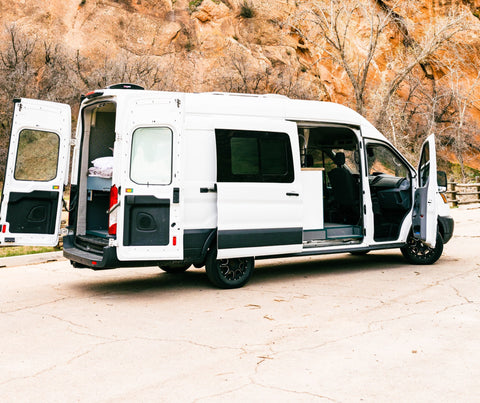 Atlas the 2018 Ford Transit 250 RWD — photo 2