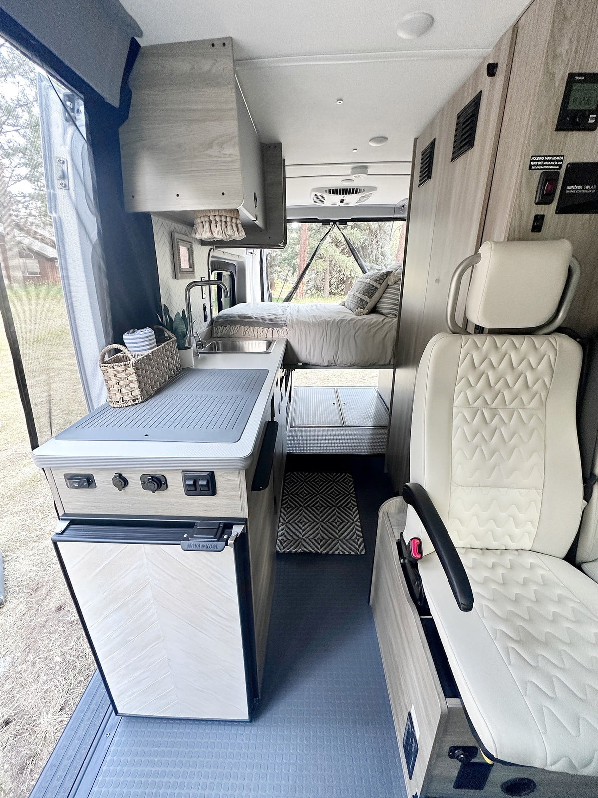  swiveling front seats — photo 12
