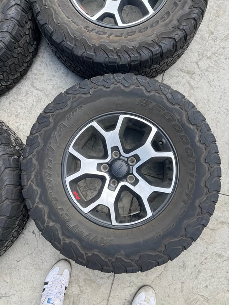 Set of 4 OEM Jeep Rubicon 17" Wheels & BFGoodrich All-Terrain T/A KO2 Tires in Spokane, WA (photo 4)
