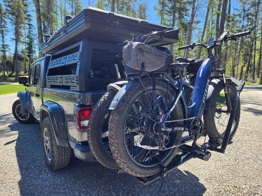 Overlanding Jeep Gladiator with roof tent and two Aventon e-bikes mounted on the rear hitch rack. Ideal for RV rental trips. — photo 2