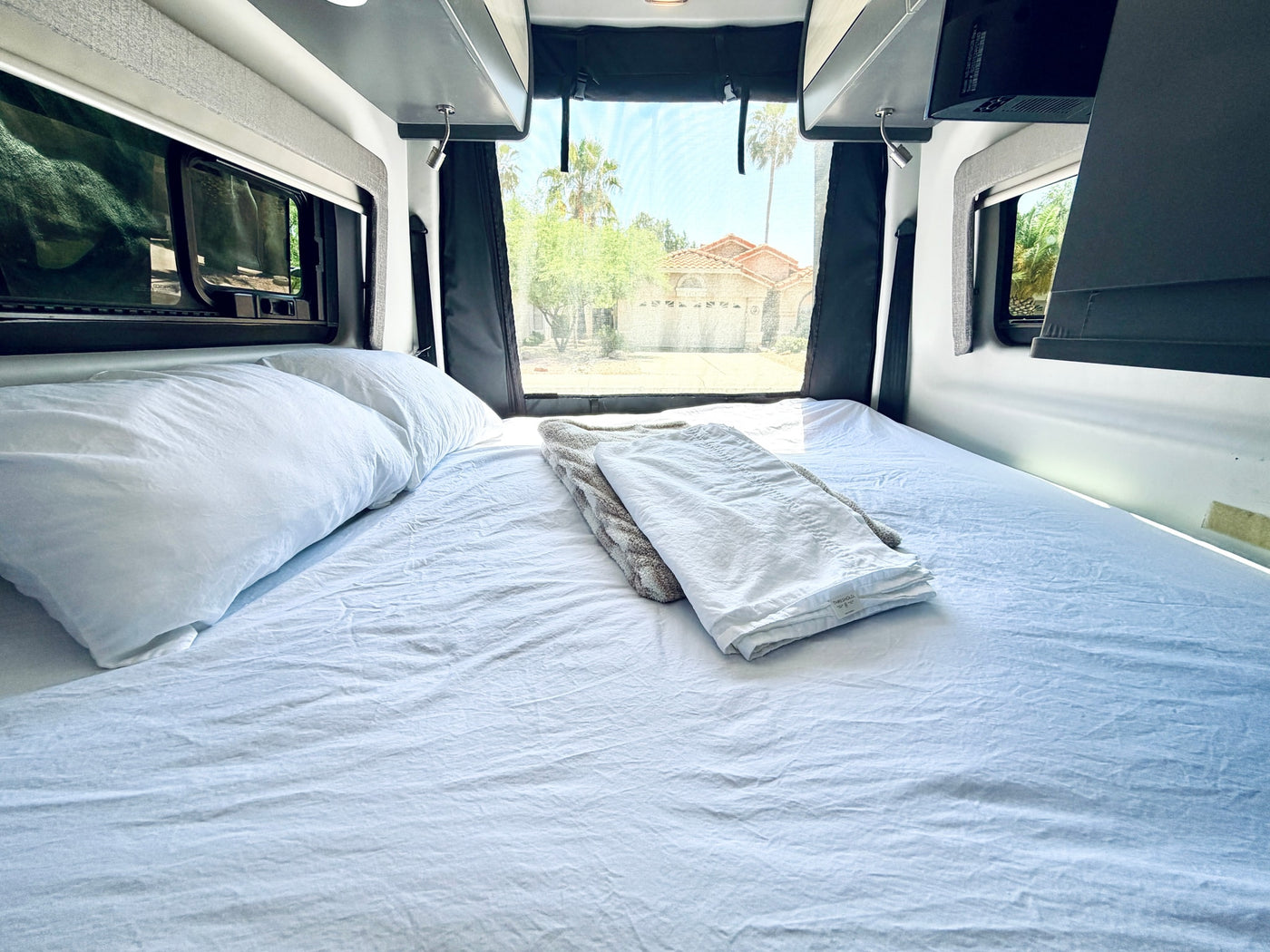  ideal for travel.|Cozy rv rental bed — photo 2
