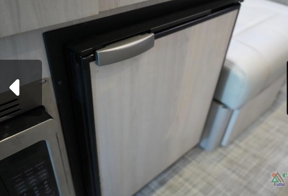  showing spring-loaded hinges — photo 4