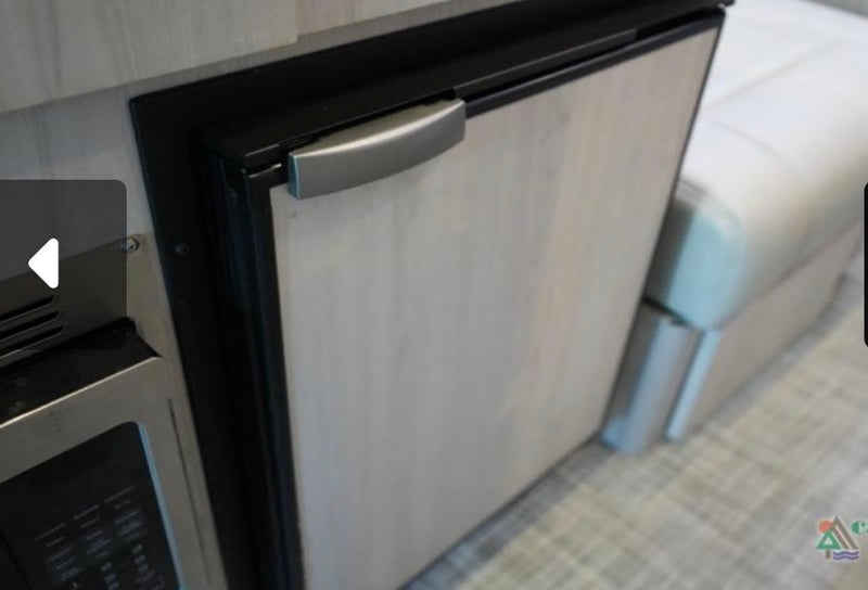  showing spring-loaded hinges — photo 4