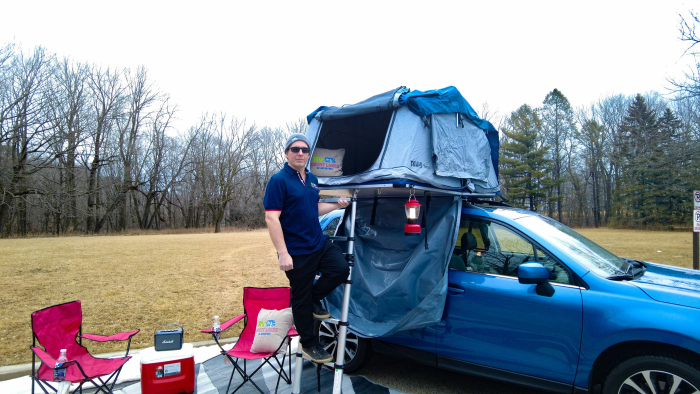 Man with a Thule Tepui rooftop tent on his SUV, ready for adventure. A great rv rental alternative for car camping outdoors. — photo 1