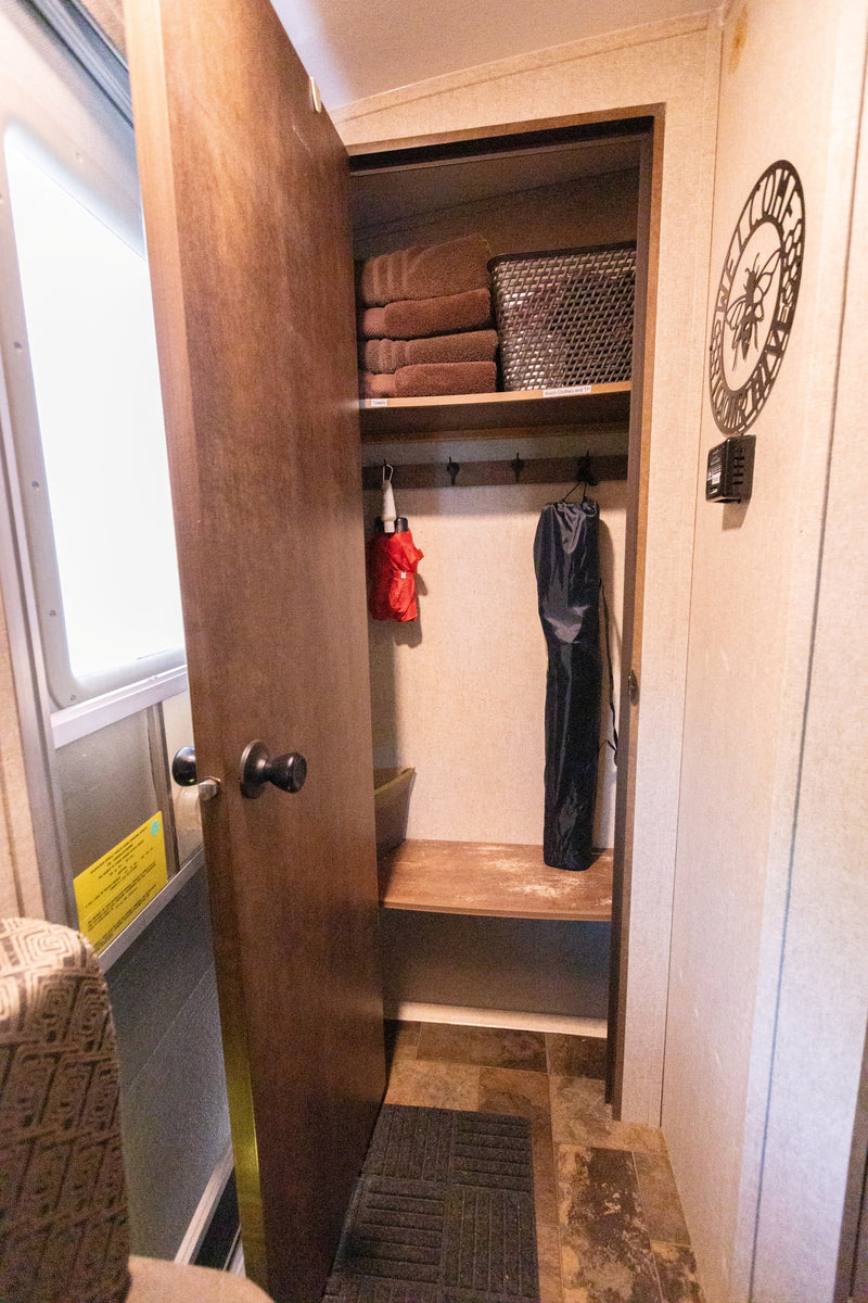 Cozy Couple - Sleeps 2 - Fully Stocked - EZ Tow — photo 9