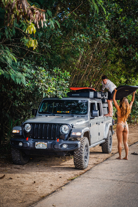 Hawaii adventure with a rugged Jeep Gladiator, roof rack & surfboards. An ideal rv rental for outdoor exploration.