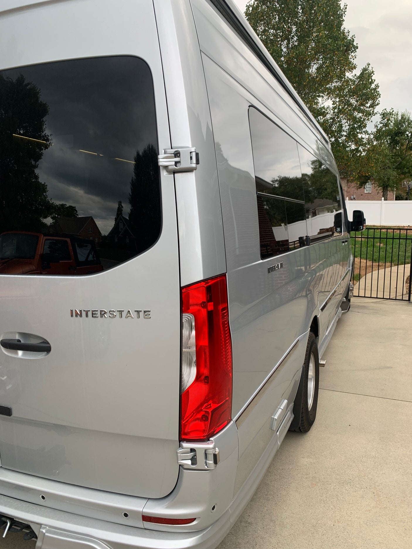 Airstream Interstate 24gl Mercedes Luxury-Seats 9-kitchen-bath