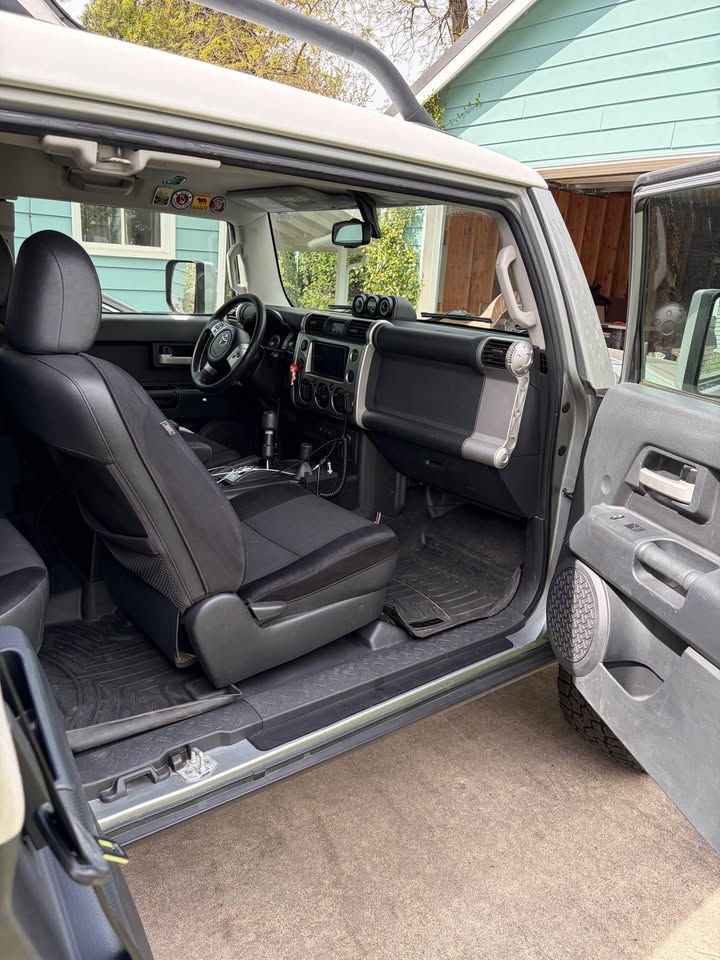 2012 Toyota FJ Cruiser · 4x4 in Portland, OR (photo 10) — photo 10