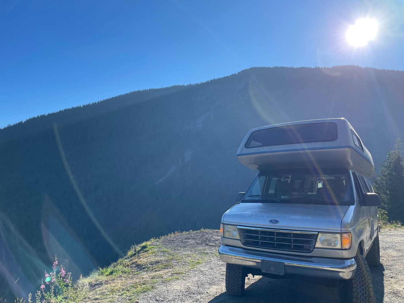  and scenic window views. Ideal for mobile living.|Inside an rv rental — photo 16