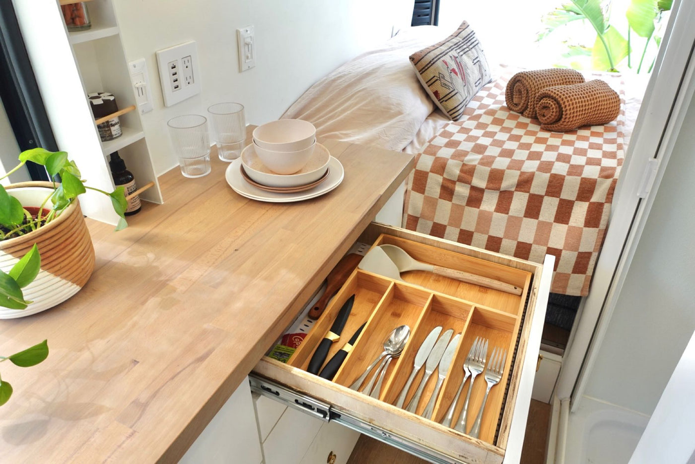 Free WiFi, Unlimited Miles, AC, Indoor HOT Shower, Projector & more! — photo 14