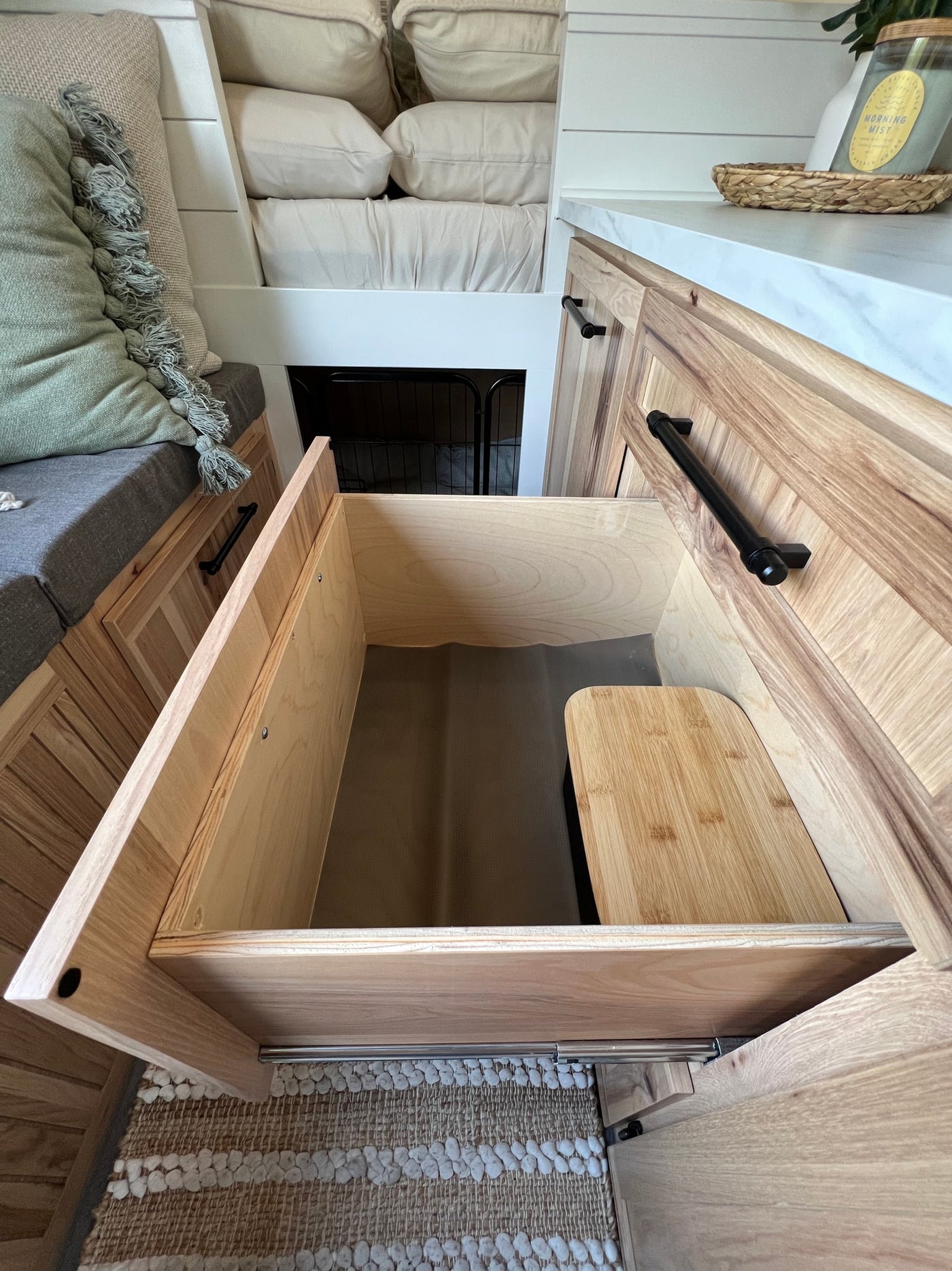  a built-in dog crate — photo 7