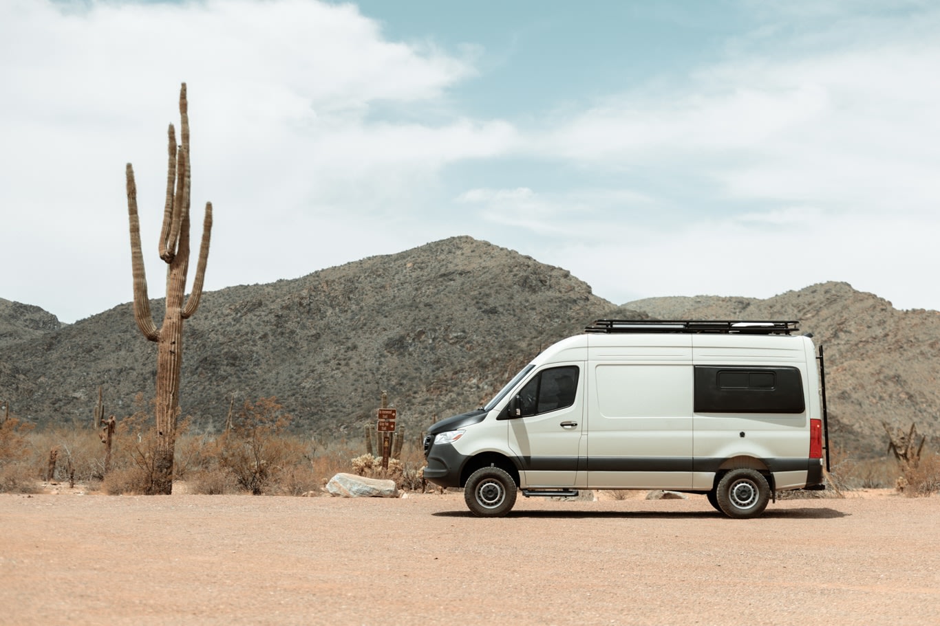 24 Mercedes-Benz Sprinter, Seats 4, Indoor shower, Sink, Stove, Microwave — photo 14