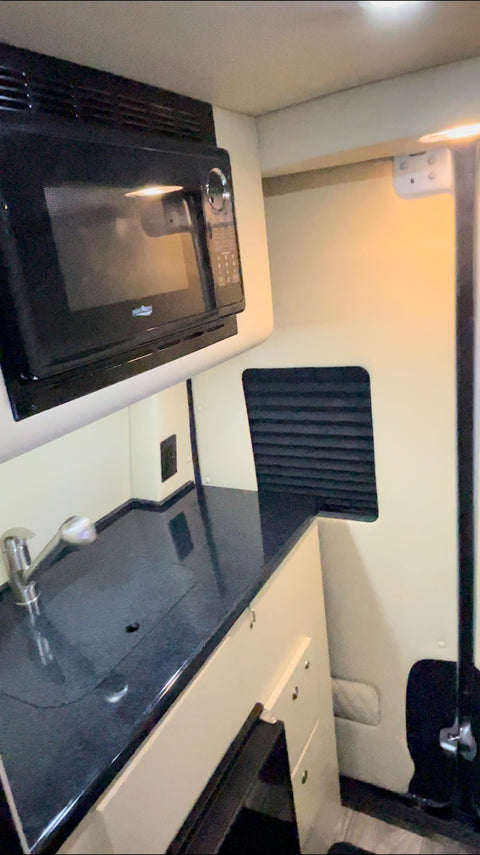 2023 Ultimate Toys Coach Sprinter Van — photo 5