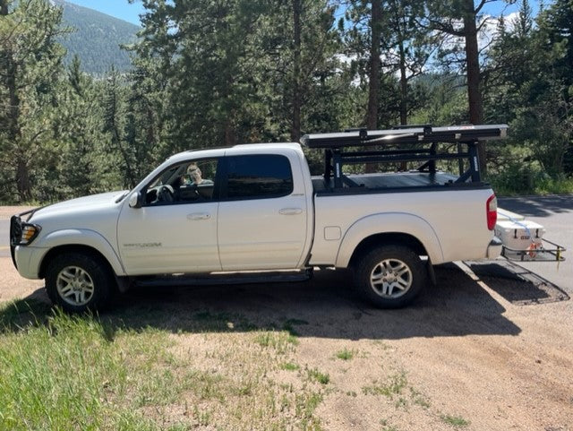 Rugged pickup, ideal support for an RV rental journey. Equipped with a roof rack and cooler for mountain adventures. — photo 12