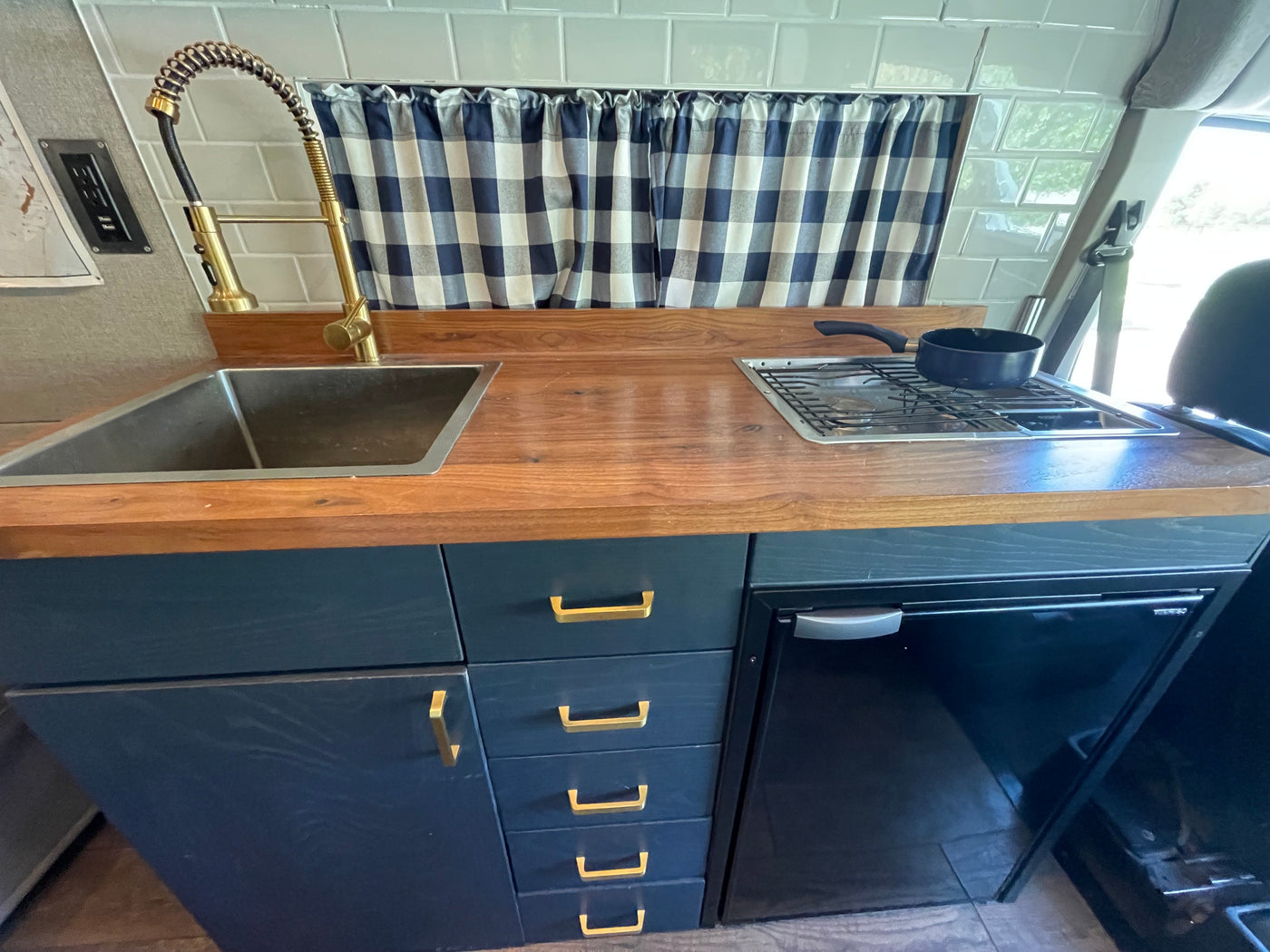 Beautifully Designed Family Camper Van Seats 5, Sleeps 5 — photo 2