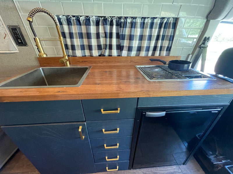 Beautifully Designed Family Camper Van Seats 5, Sleeps 5 — photo 2