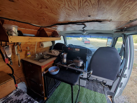 2000 Ford E250 campervan, insulated, full kitchen, pet friendly — photo 5