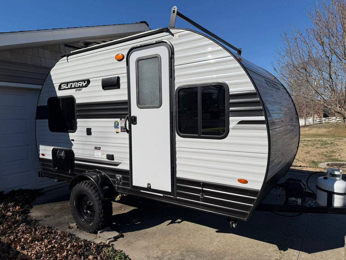 Sunray Sport travel trailer, ideal for your next RV rental adventure. This compact camper is rugged and ready! — photo 2