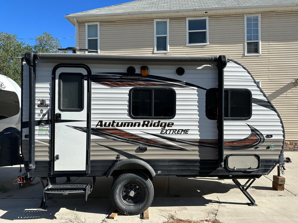 Side view of a stylish Autumn Ridge Extreme travel trailer, a great option for your next RV rental adventure. — photo 2