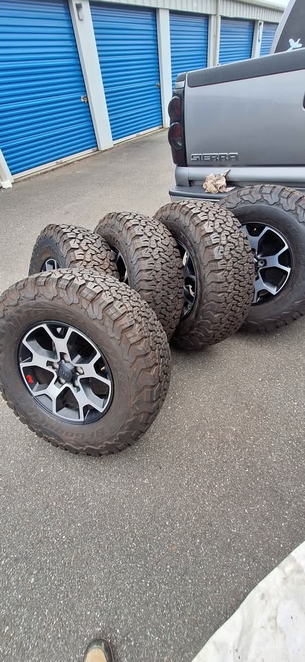 BF GOODRICH KO2 5 wheels and tires T285/70/R17 in Arlington, WA (photo 2) — photo 2