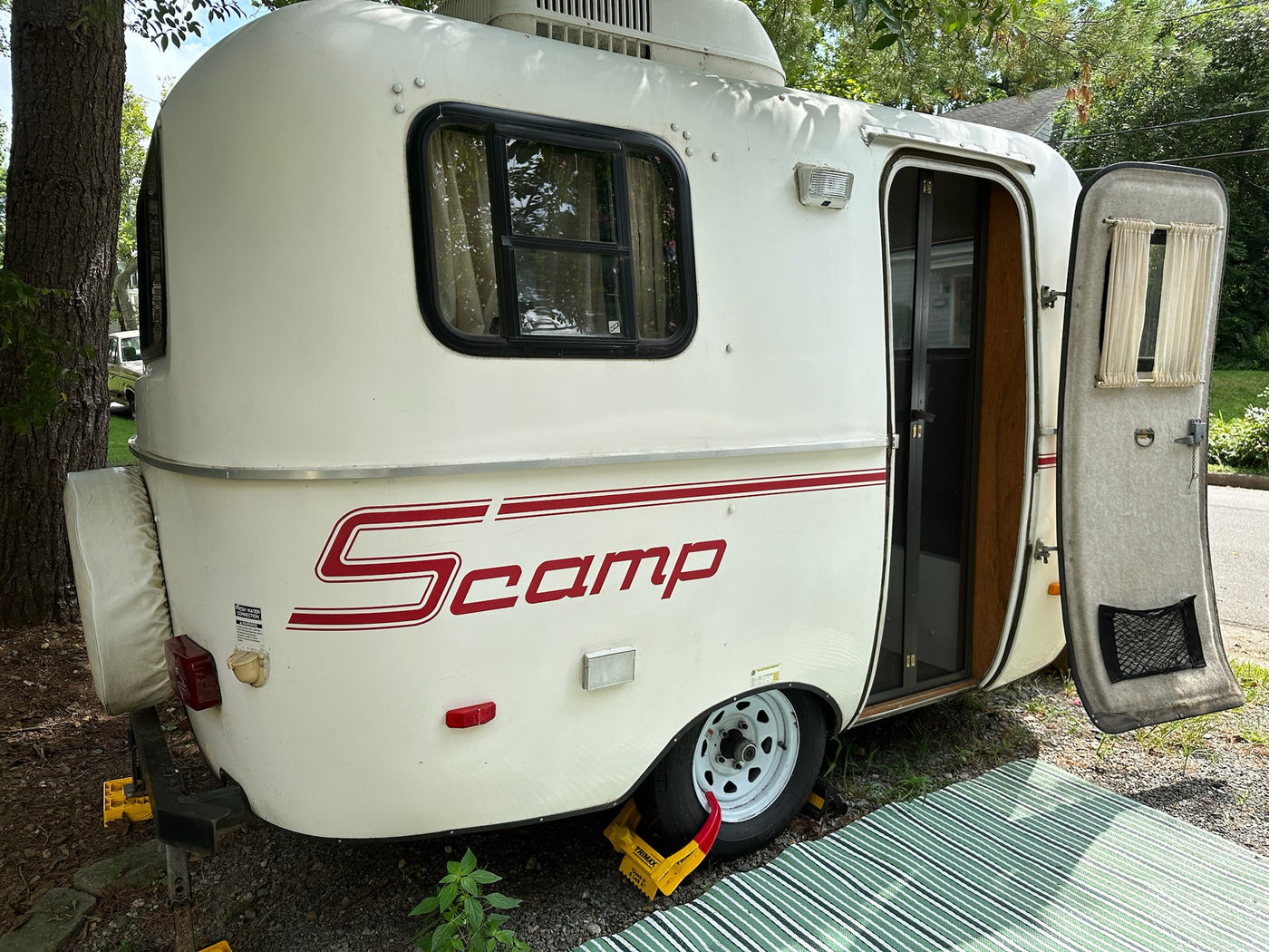 Scamp 13' Travel Trailer (2011) — photo 2