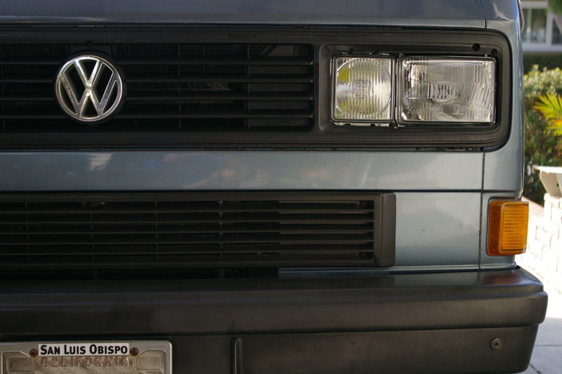  ideal for RV rental. Close-up: central VW emblem on black grille — photo 6