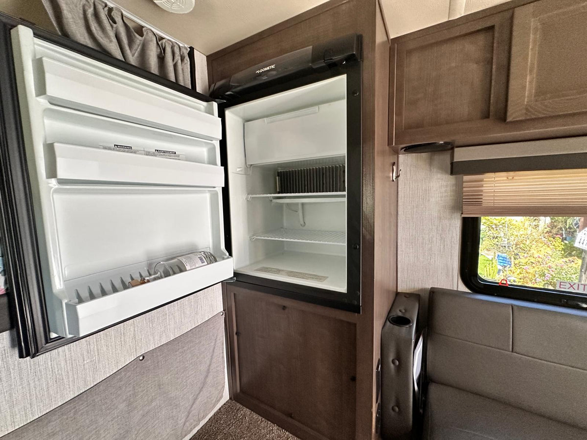 2021 Palamino HS750 F350 4WD Satellite Trail Ready Solar — photo 10