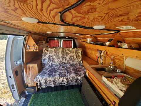 2000 Ford E250 campervan, insulated, full kitchen, pet friendly — photo 3