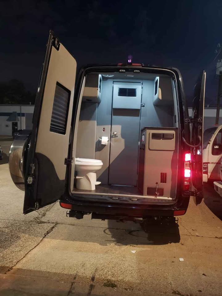  ready for travel.|Luxurious RV rental interior: plush — photo 7