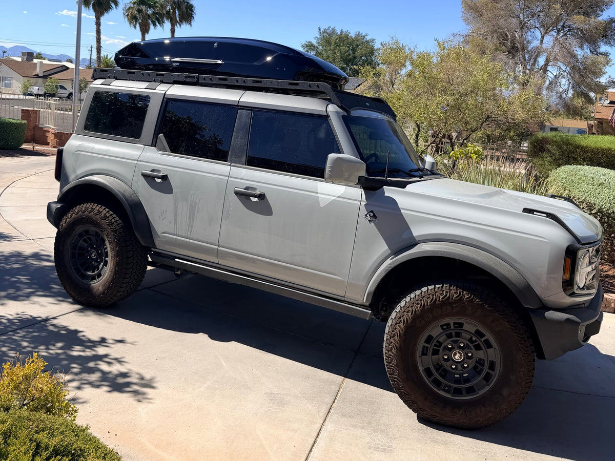  mountains & Joshua trees in background. An adventurous alternative to an rv rental.|Grey Ford Bronco — photo 4