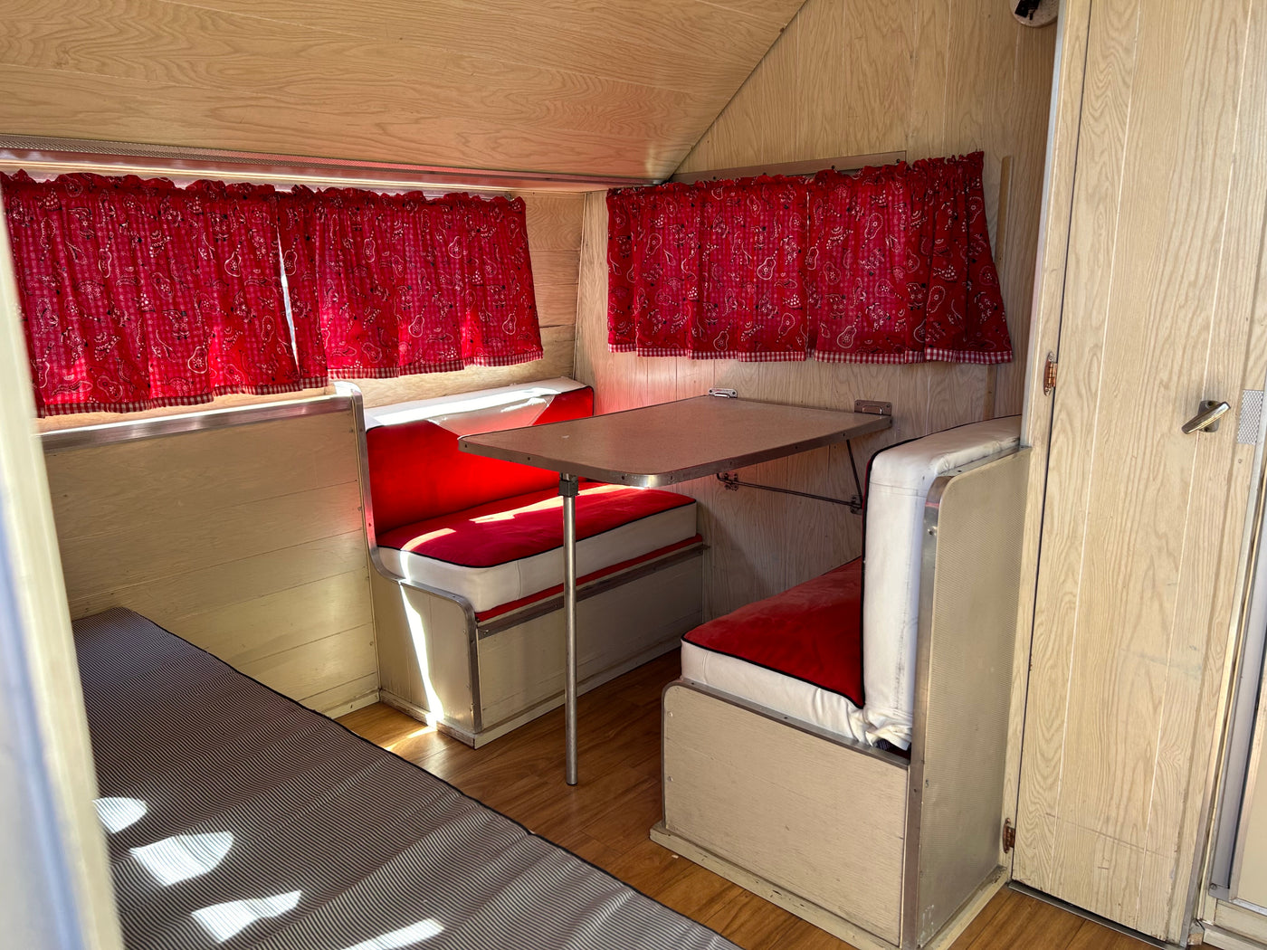 Cute Vintage Camper — photo 4