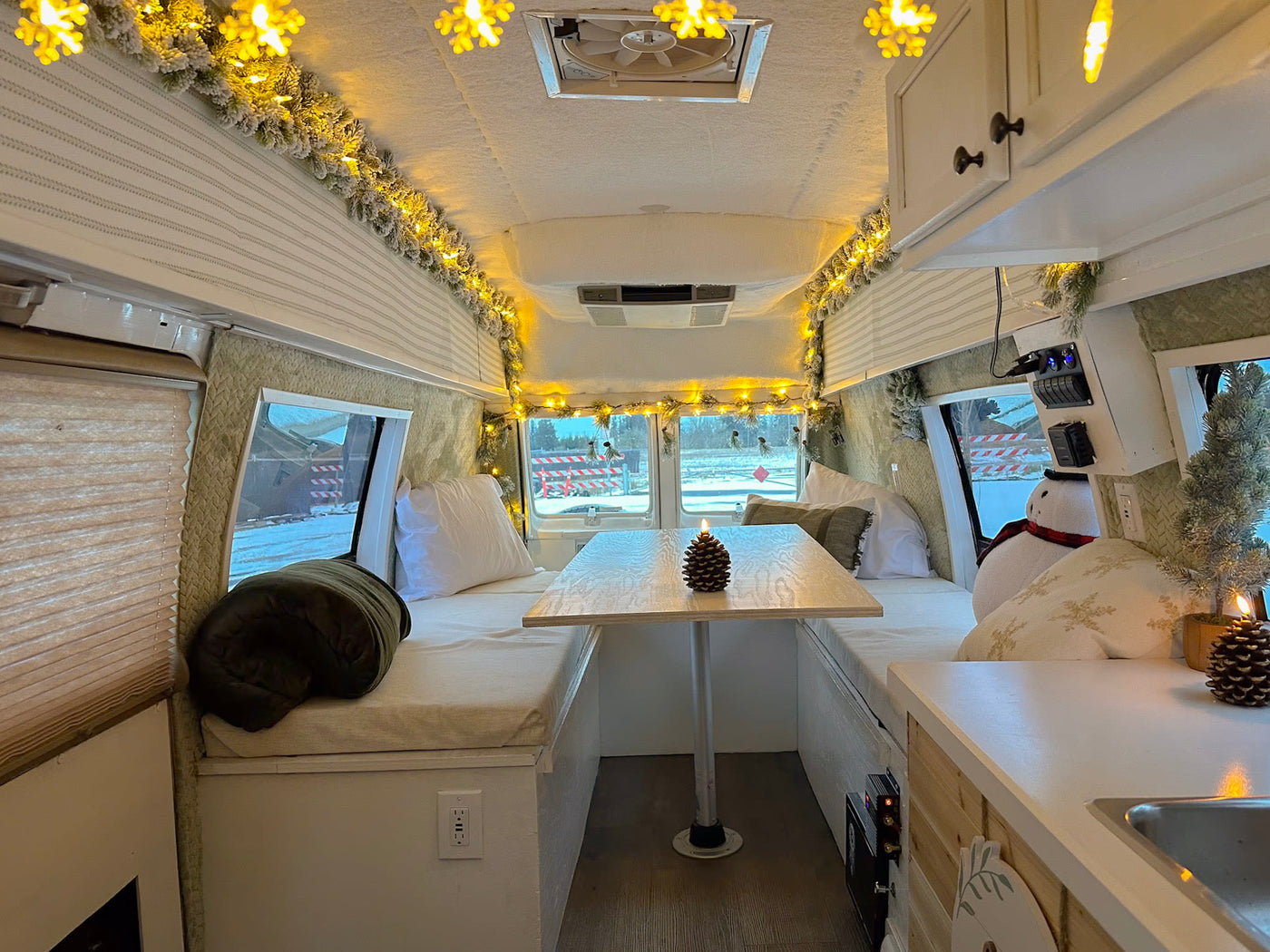  featuring a cozy interior with festive decor — photo 6