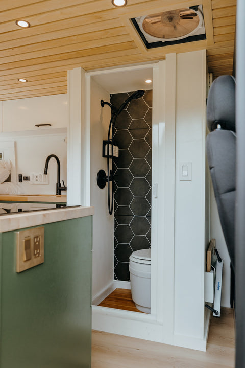 Noma Vans | Luxury Campervan | AC | WiFi | Full Kitchen | Full Bathroom — photo 4
