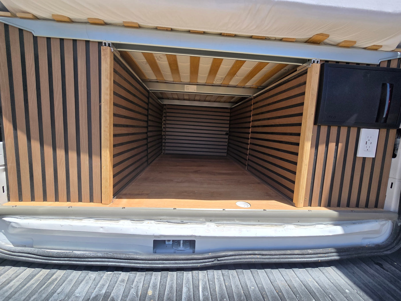  a Ford Transit — photo 2