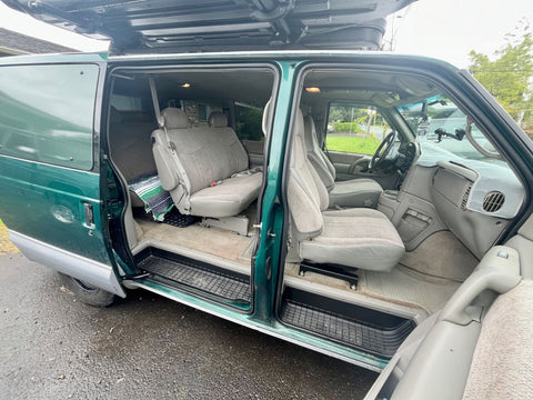 Astro Van Earle - The AWD bunkbed sleeps 4 overland rental